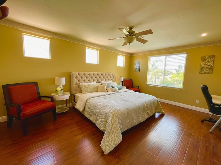Amplia suite principal con baño privado y vestidores