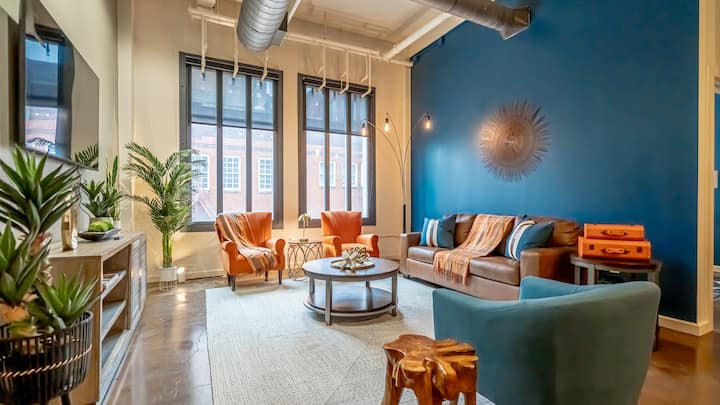 Pumzika katika sebule hii ya ghorofa ya juu yenye nafasi kubwa yenye viti vya starehe na televisheni kubwa ya inchi 65