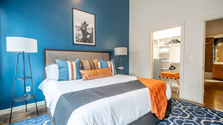 Chumba cha kulala cha karibu kina kitanda aina ya king na televisheni tayari kwa ajili ya kutazama mtandaoni!