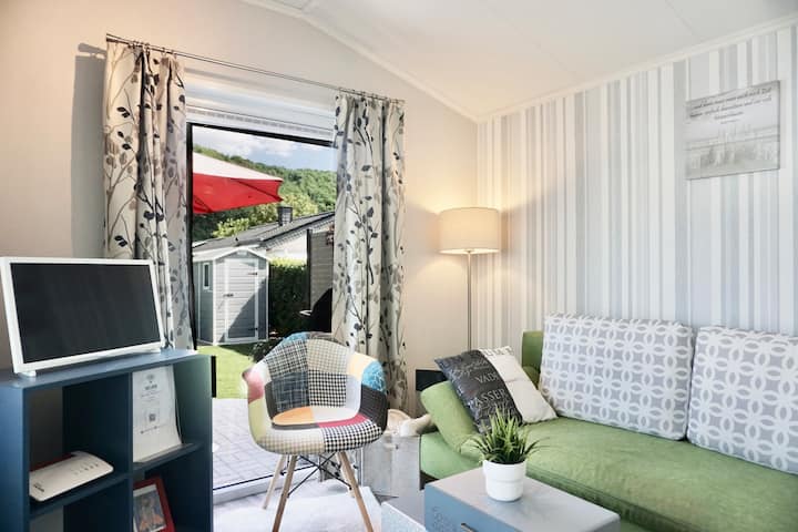 ห้องนั่งเล่นพร้อมทีวีและโซฟาเบด 