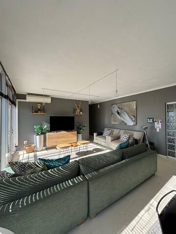 Central CBD Penthouse. Stunning view gallery image 5