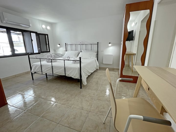 Dormitorio - Armario - Escritorio - Smart TV - Aire acondicionado  

Dormitorio - Armario - Escritorio - Smart TV - Aire acondicionado