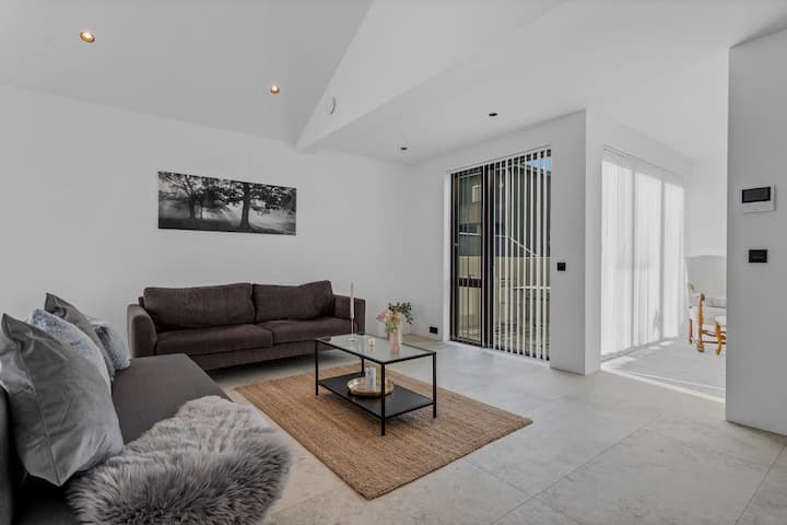 Luxury 2br Apartment – 2nd Floor Kartuli + Parking - Reikiavik