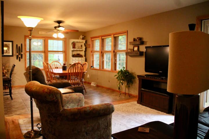 Peaceful, Just Blocks To The Lake & Lakeside Music - Cornell, WI