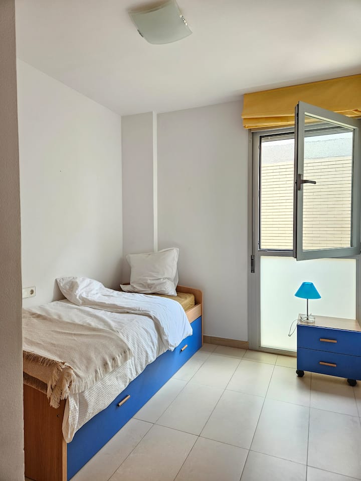 房间配备嵌套床，均为单人床，可供2人/儿童入住。 内置衣柜，可供2人使用。 在一天中的某个时刻，阳光照射进来。