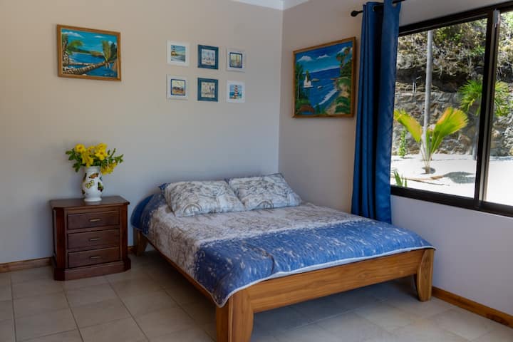 Chaque chambre donne sur la piscine, la mer et le jardin en parfaite combinaison.