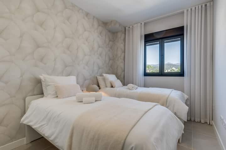 -双床卧室，配有毛绒床上用品和窗户灯-宁静的中性色调和现代墙壁设计-非常适合家庭或朋友入住