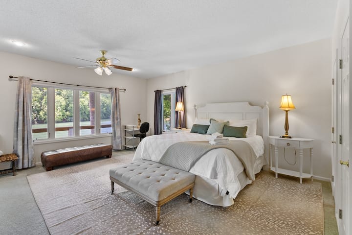 Rudi kwenye chumba kikubwa cha kulala chenye nafasi kubwa chenye mlango unaoelekea moja kwa moja kwenye baraza la nje-furahia ufikiaji rahisi wa hewa safi na mandhari ya utulivu kutoka kwenye chumba chako.