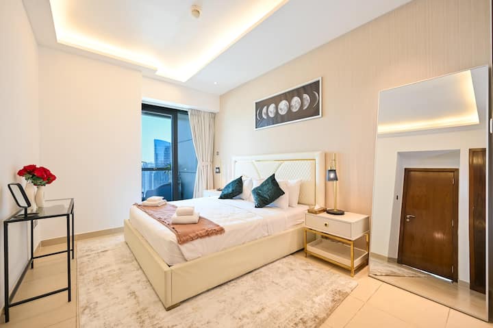 ห้องนอนใหญ่กว้างขวางมีเตียงขนาดคิงไซส์กระจกที่ใหญ่ที่สุดจาก IKEA โคมไฟข้างเตียงที่สง่างามและทางเข้าระเบียงส่วนตัว แสงไฟอ่อนผ้าปูที่นอนหรูหราและการตกแต่งที่ทันสมัยสร้างสถานที่พักผ่อนที่อบอุ่นแต่หรูหรา