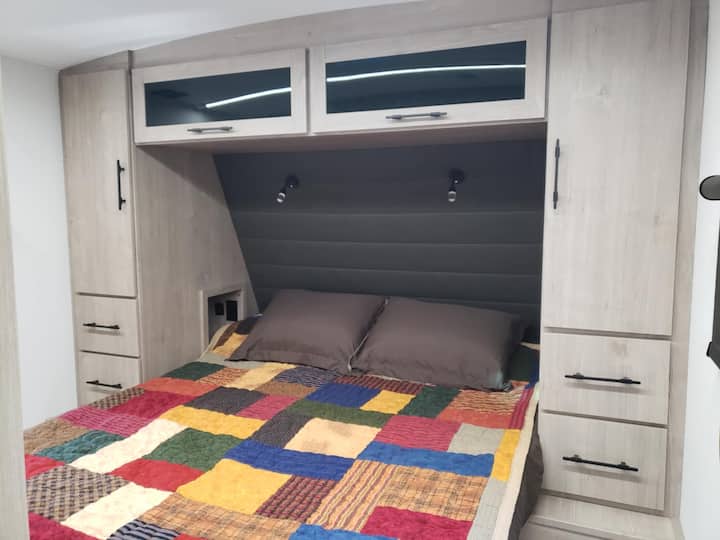 Glavna spavaća soba ima bračni krevet (160x200).  Kompaktni ormar i komoda s ladicama.  Dodatne ladice oko kreveta. Dostupni su USB priključci i svjetla za čitanje.  Vrata staje za privatnost. 