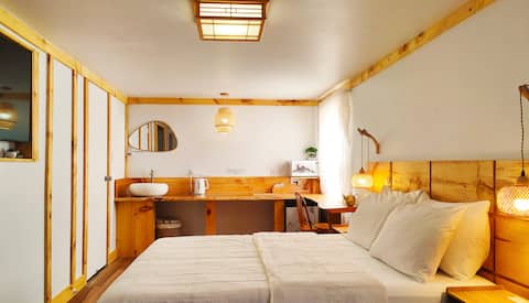 Private little Zen guestroom+ free parking
