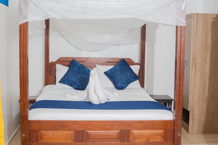 חדר שינה 5 על 6 מיטות. הווילונות מוסיפים פרטיות ונראה כמו חדר שינה אחד