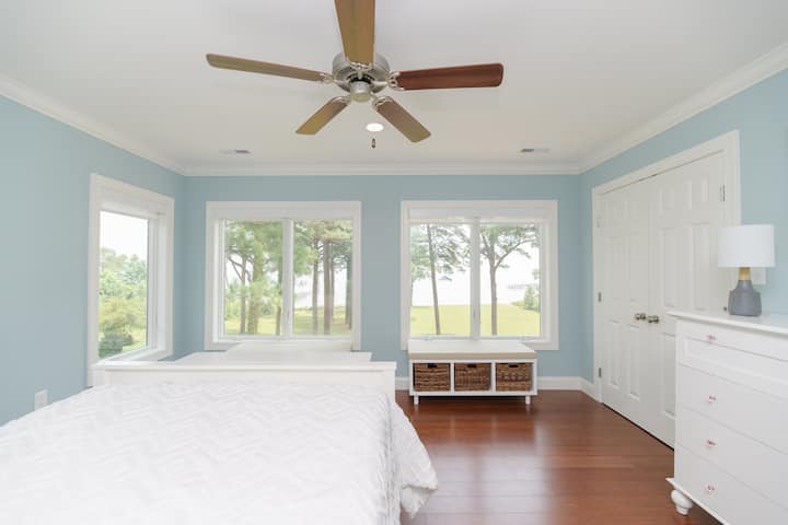 La troisième chambre avec un lit double. Comme elle est située en hauteur et dans un coin, cette chambre a la meilleure vue de toute la maison. On peut voir la rivière sur des kilomètres.