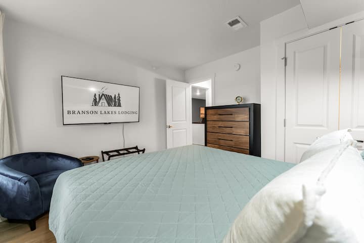 Relax in this new, stylish condo featuring a king master suite and a cozy queen bedroom. Enjoy modern amenities, a sleek design, and a prime Branson location—perfect for families or couples. Book now for comfort & convenience!