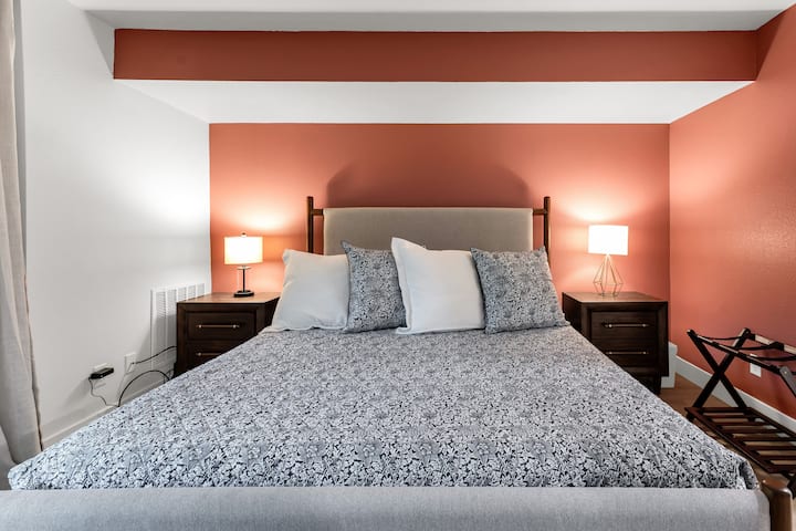 Relax in this new, stylish condo featuring a king master suite and a cozy queen bedroom. Enjoy modern amenities, a sleek design, and a prime Branson location—perfect for families or couples. Book now for comfort & convenience!