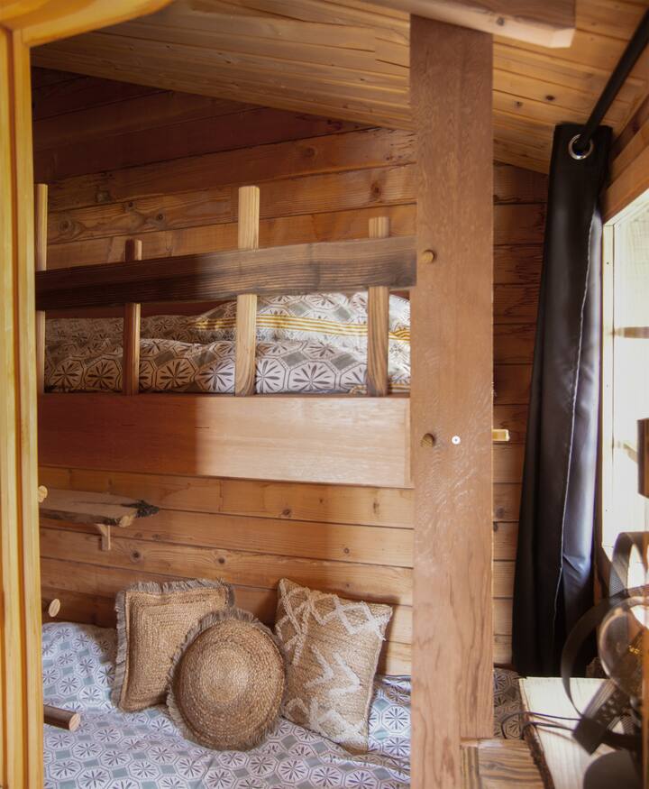 Chumba hiki ni chumba kidogo sana cha kulala, ni eneo la kulala la "roho ya mbao" ambalo linaweza kuchukua watoto wawili wanaojitegemea (kitanda cha ghorofa kilicho na magodoro mawili ya sentimita 90)