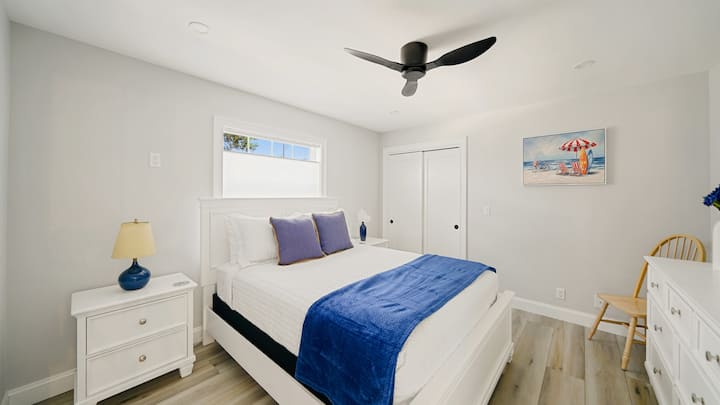 Starehe rahisi hukutana na haiba ya utulivu katika chumba cha kulala cha malkia.