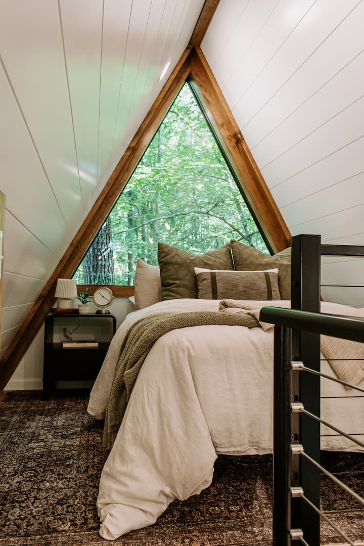Romantic Treehouse Getaway with Private Hot Tub