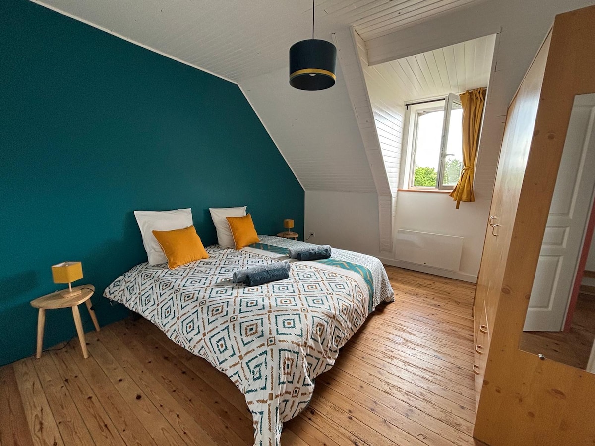 Поглед со 2 кревета групирани заедно за да формираат брачен кревет (180 см)