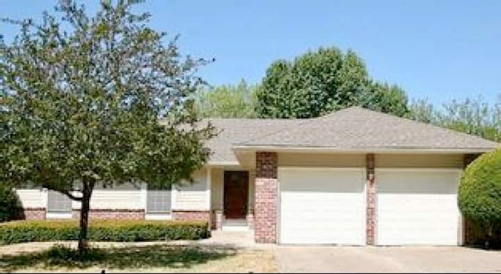 Spacious Furnished 3br Home In Op, Ks - Overland Park, KS