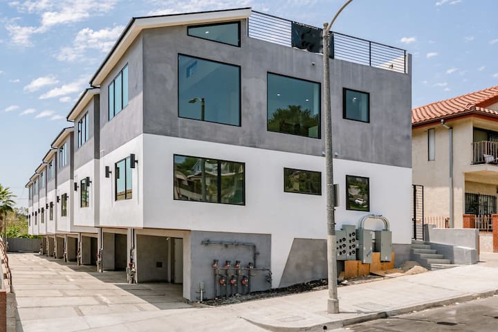 Stylish Modern Home, Private Rooftop & City Views!