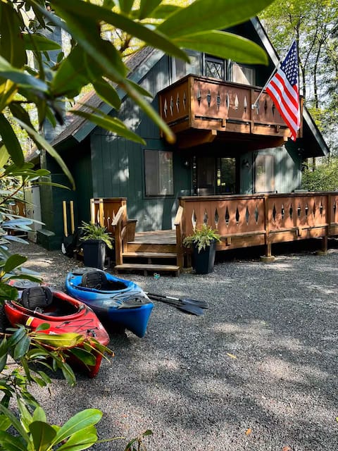 4BR Cozy Chalet in the Rhododendrons of Lake Naomi
