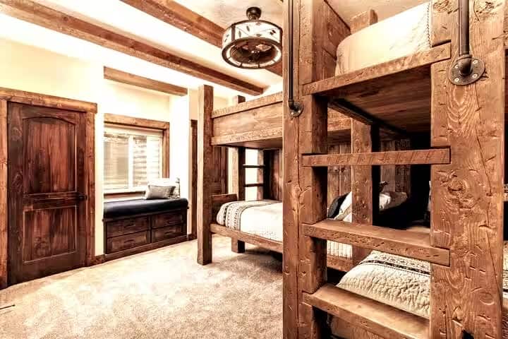 Acogedora habitación con 2 literas de madera (4 camas individuales en total) y cómoda. El armario de la derecha está cerrado para uso del propietario.