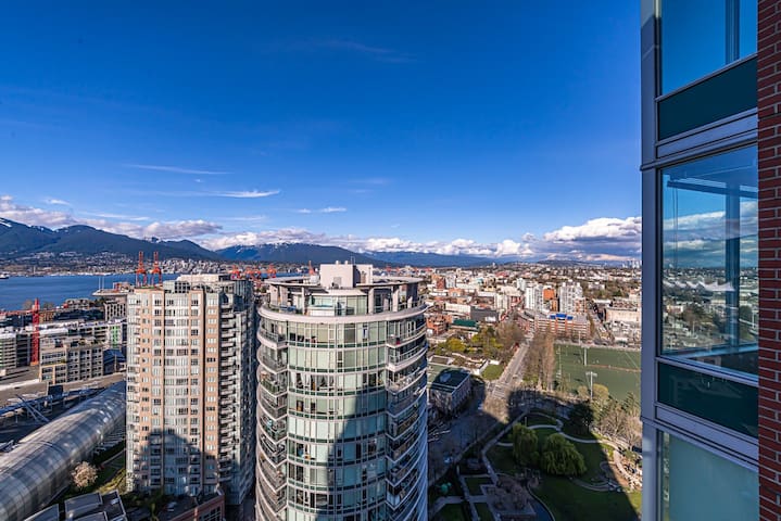 City center, high-rise,luxurious gallery image 4