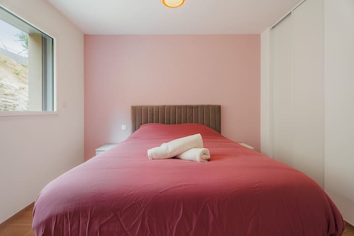 Izba s jemnou a elegantnou atmosférou, v ktorej dominujú pekné ružové tóny.