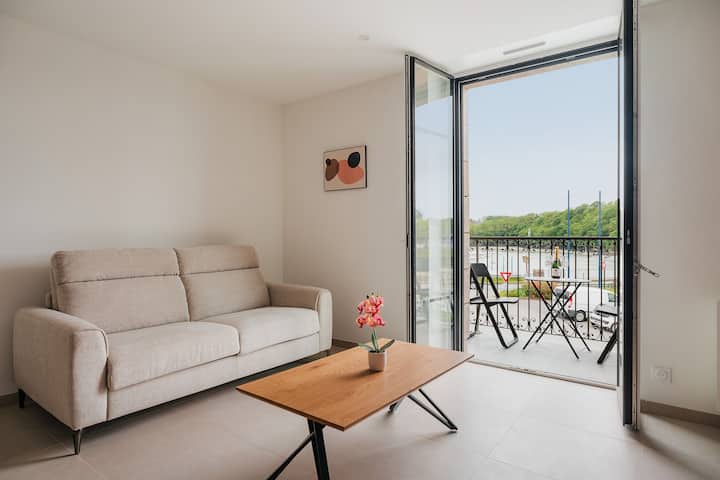  Útulná a svetlá obývacia izba otvorená na balkón s výhľadom na záliv Arguenon.