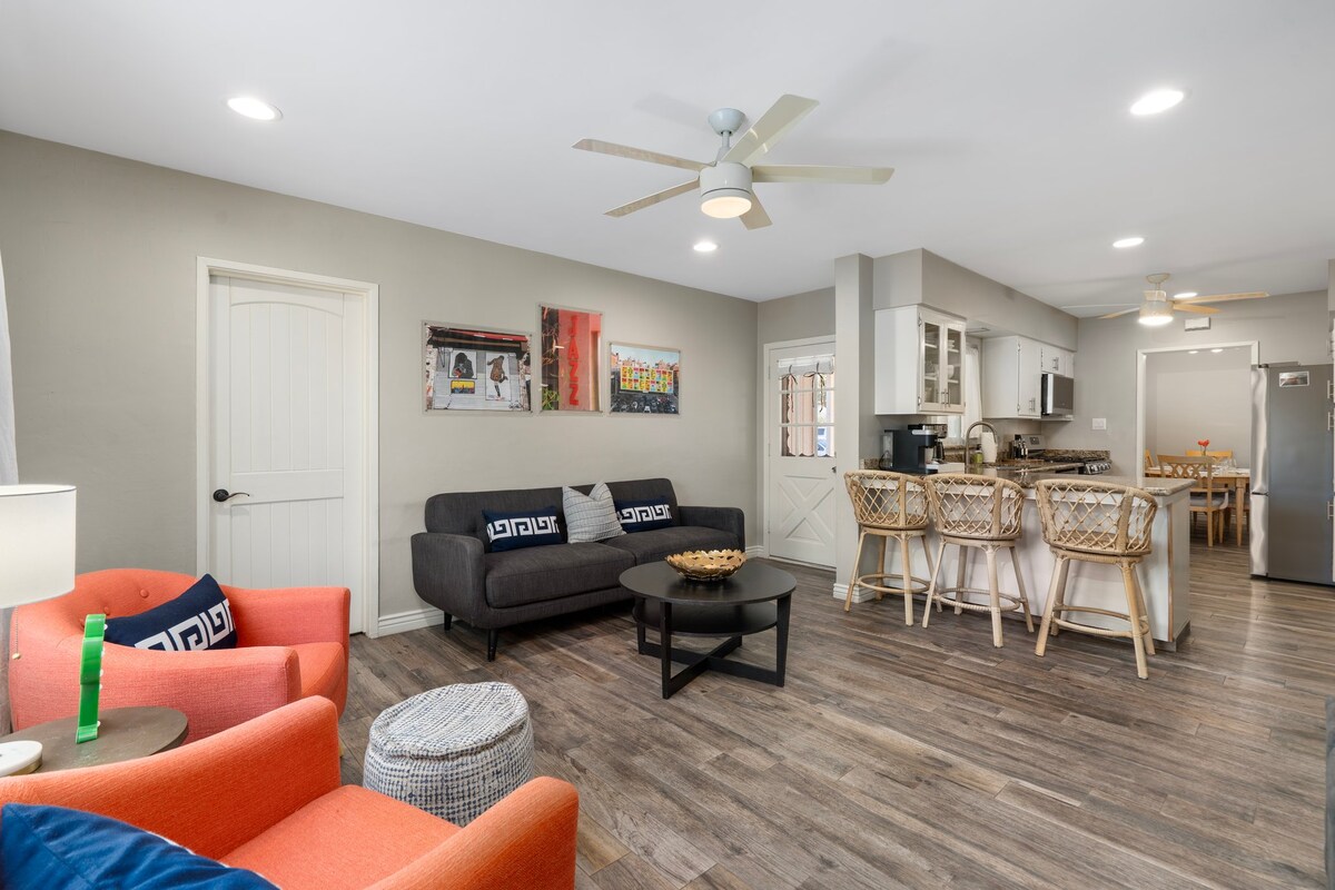 Фамилната стая разполага със смарт телевизор, монтиран на стената, достатъчно места за сядане за всички и директен достъп до пространството в задния двор. 