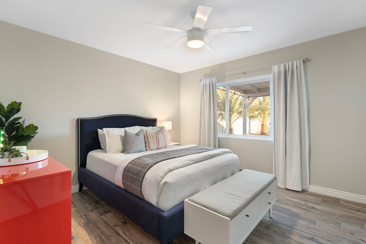 Спалнята за гости разполага с двойно легло, дрешник в пълен размер със закачалки, скрин с много място за лични вещи, вентилатор на тавана с дистанционно управление и прозорец с изглед към задния двор. 