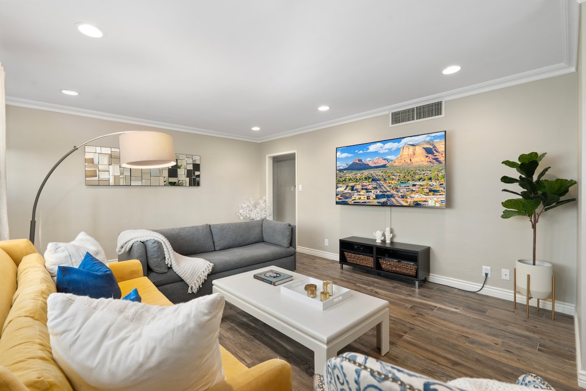 Стилна и функционална всекидневна с достатъчно места за сядане за всички и 75 - инчов смарт телевизор.