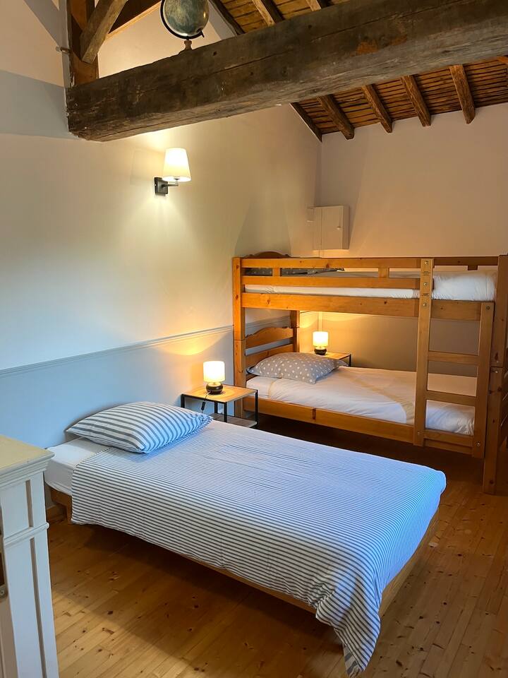 חדר שינה 2, 13 מ"ר. מיטת יחיד בגודל 90x200 ומיטת קומותיים בגודל 90x200.  