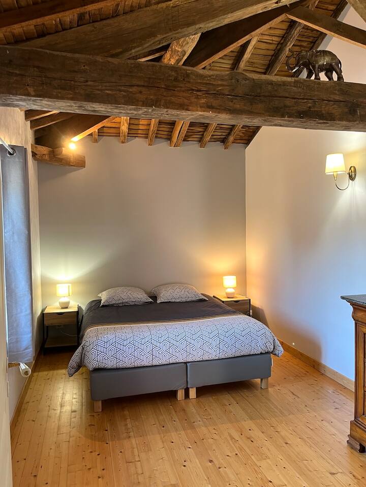 חדר שינה 12, 13 מ"ר, מיטה זוגית 160 ס"מ.