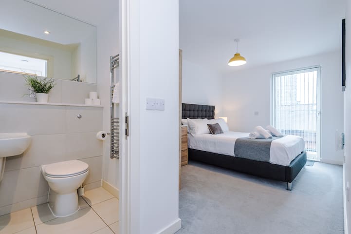 Stylish 2 Bed City Apt- Great Location + Balcony