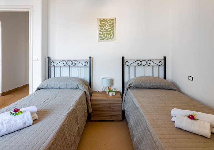 Táto priestranná a útulná izba s dvoma samostatnými lôžkami je ideálna pre rodiny alebo priateľov