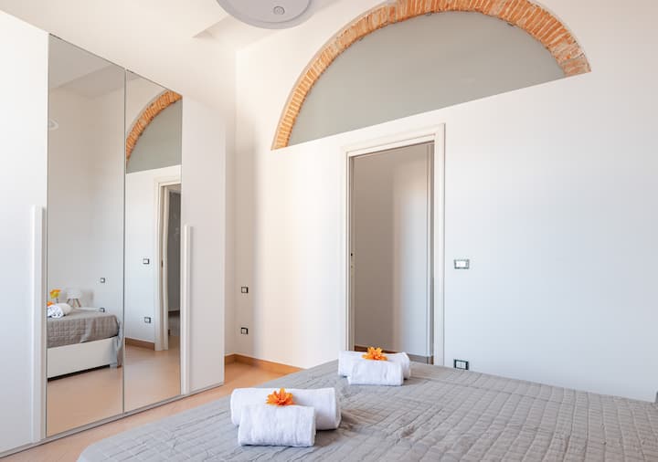 Útulná spálňa s manželskou posteľou a veľkou šatníkom pre pohodlný a uprataný pobyt