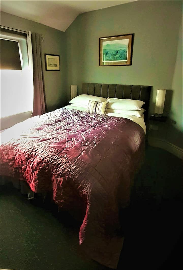 快適なダブルベッドルーム、専用バスルームに隣接