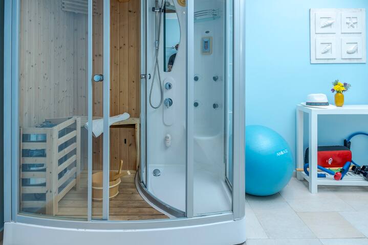 Heated Pool * Sauna * Jacuzzi * 200mt to the Beach gallery image 5