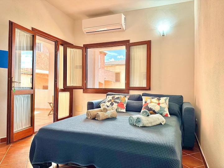 Всекидневна
Удобен и просторен разтегателен диван, подготвен за спане