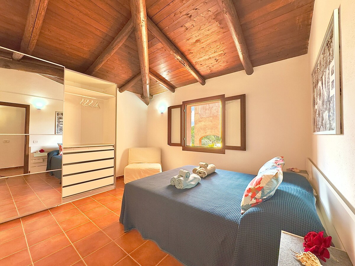 Slaapkamer
Dubbel bed, knusse fauteuil, ruime kasten met meerdere compartimenten en een spiegel over de volledige lengte