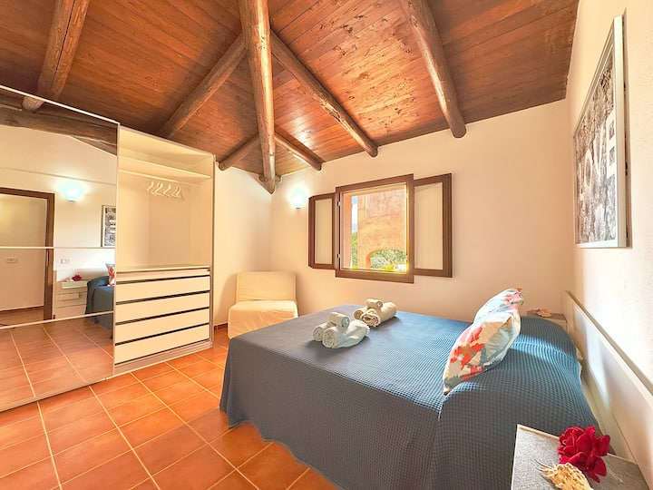 Спалня
Двойно легло, уютен фотьойл, просторни гардероби с множество отделения и огледало в цял ръст