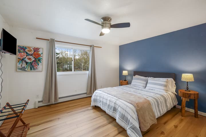 Კიდევ ერთი მშვიდი საძინებელი შესანიშნავი კომფორტული საწოლით, რომელიც გელით.