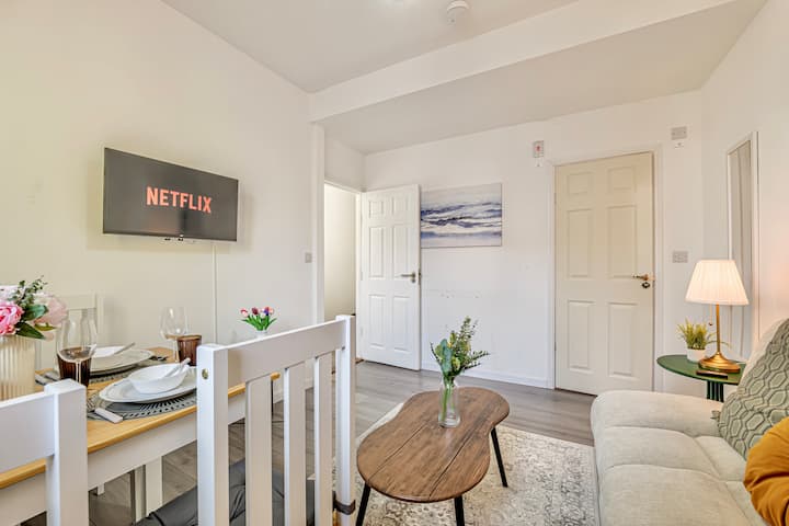 Large 1 Bed Flats Southsea Sleeps 3 | Free Parking - Portsmouth