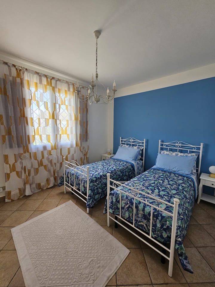 Dormitorio con dos camas individuales o una cama doble.