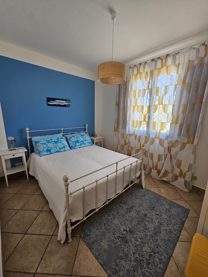 Dormitorio con cama doble.