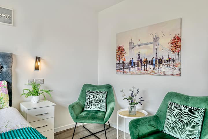 Large 1 Bed Flats Southsea Sleeps 3 | Free Parking - Portsmouth