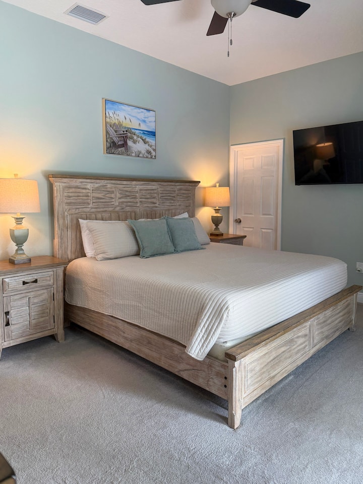 Брачна спална соба со сопствена бања и прошетка до поплочениот двор на базенот