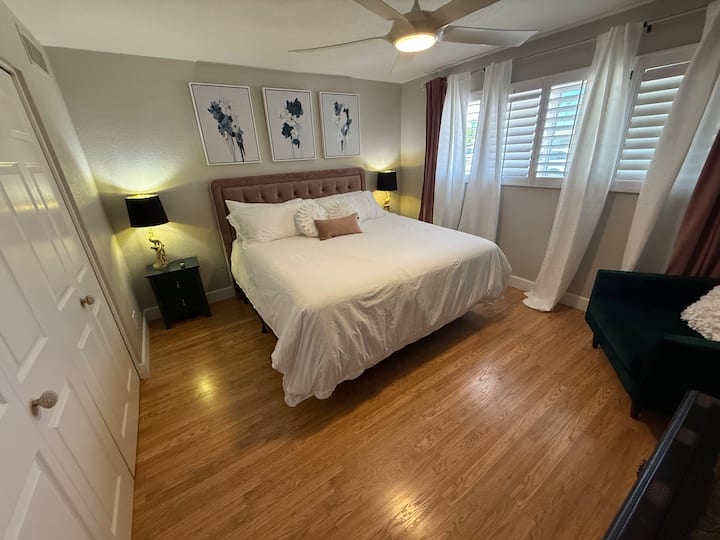 Dormitorio tamaño king grande, cómodo colchón Serta de gama alta. Televisión nueva, persianas opacas. Ven y relájate en tu alojamiento. 